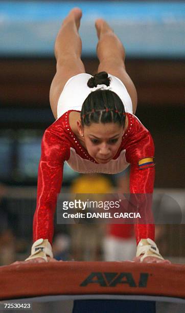 Buenos Aires, ARGENTINA: La colombiana Jessica Gil Ortiz gana la medalla de bronce en la competencia de caballo de salto durante los VIII Juegos...