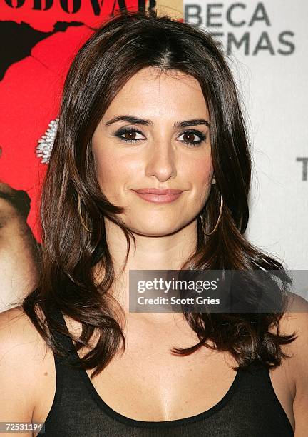 Actress Penelope Cruz arrives at a private screening of "Volver" at the Tribeca Cinema Gallery November 13, 2006 in New York City.