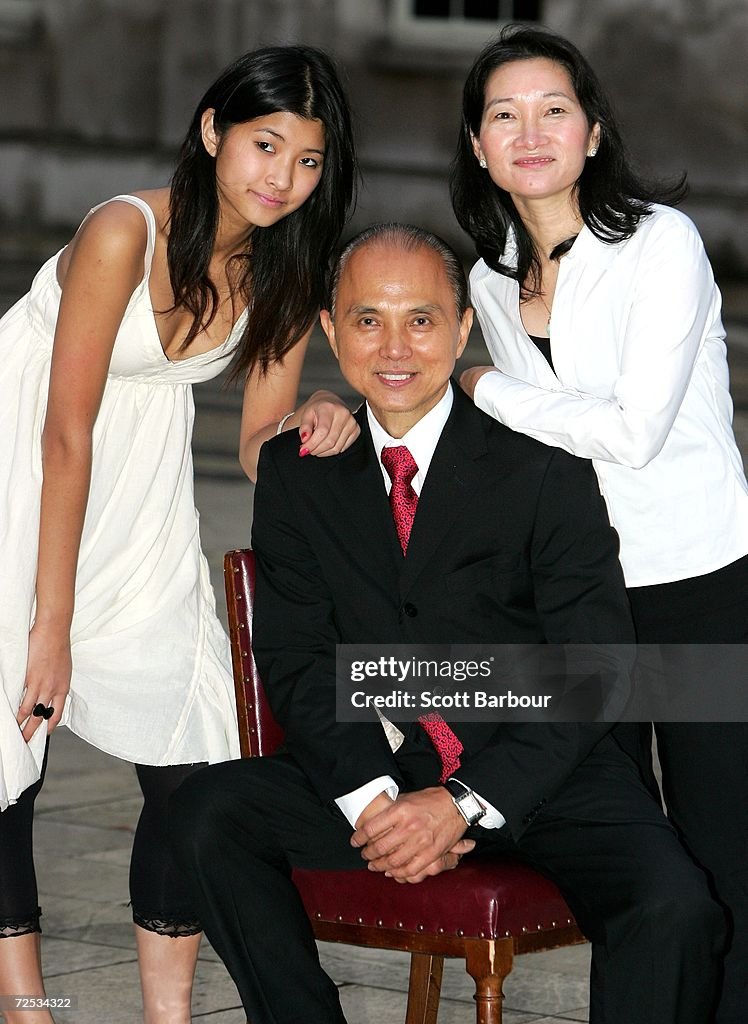Shoe designer Jimmy Choo poses with his wife Rebecca Choo and  Nachrichtenfoto - Getty Images