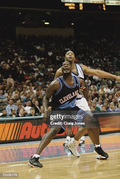 Shawn Kemp of the Cleveland Cavaliers in action during the game against the Charlotte Hornets at the Charlotte Coliseum in Charlotte, North Carolina....