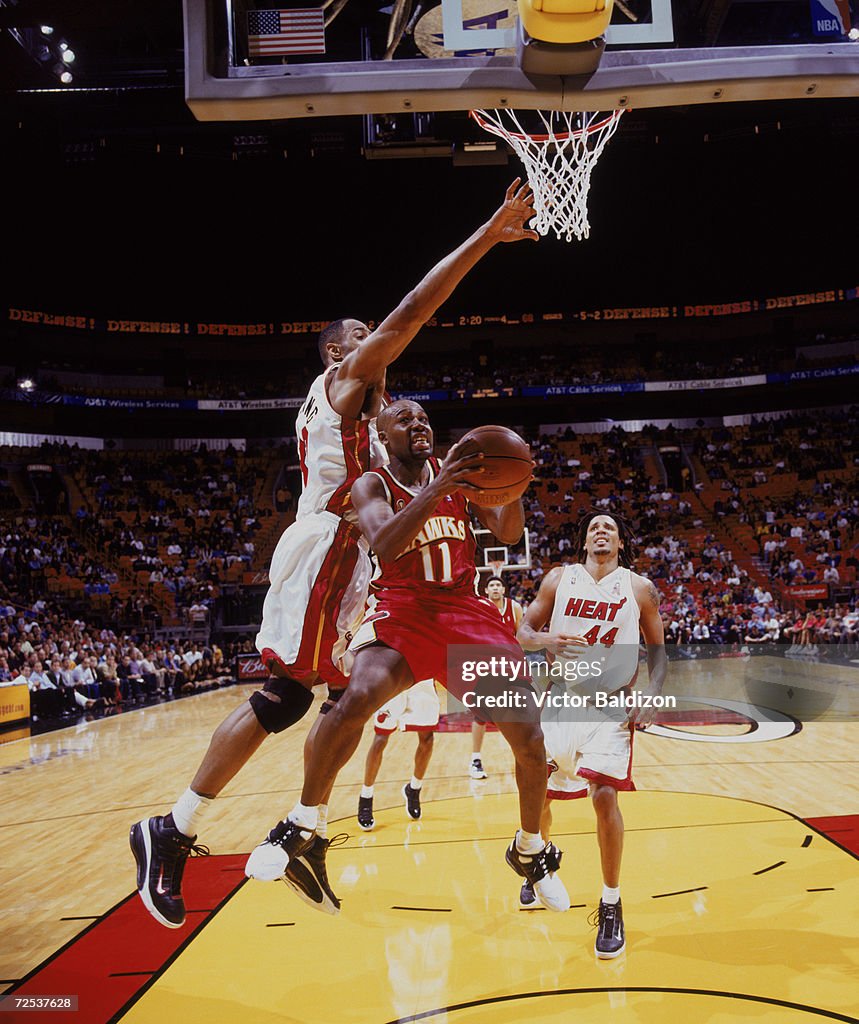 Jacque Vaughn shoots past Alonzo Mourning