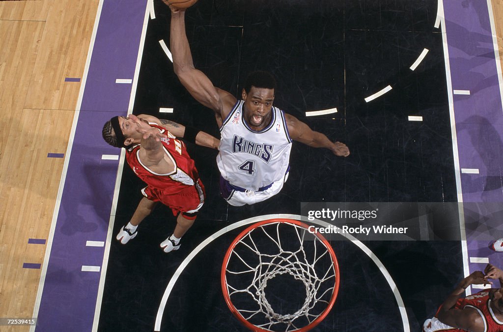 Chris Webber dunks the ball