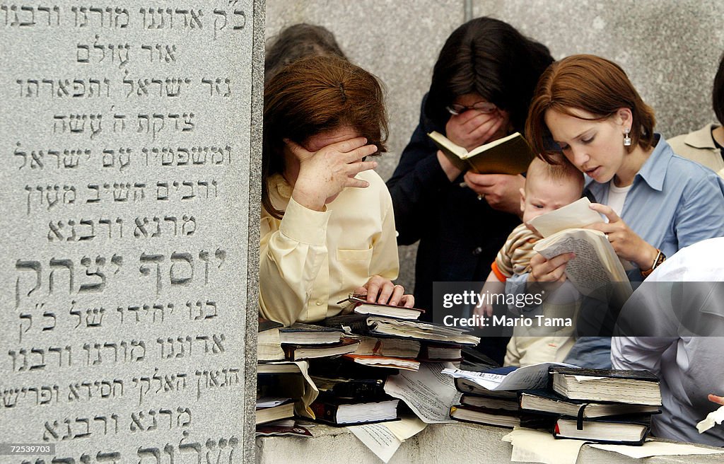 Lubavitchers Mark 10 Years Since Death Of Revered Rabbi