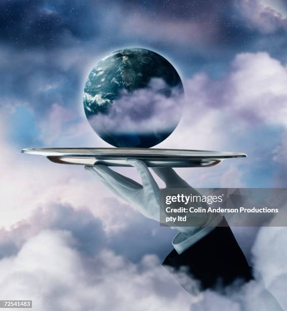 stockillustraties, clipart, cartoons en iconen met butler's hand holding planet earth on silver platter - huishoudelijke dienstverlening