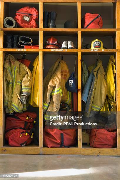 firemen's gear at firehouse - fire station - fotografias e filmes do acervo