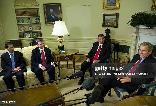 Washington, UNITED STATES: US President George W. Bush meets with outgoing Republican National Committee chairman Ken Mehlman , RNC member Mike...