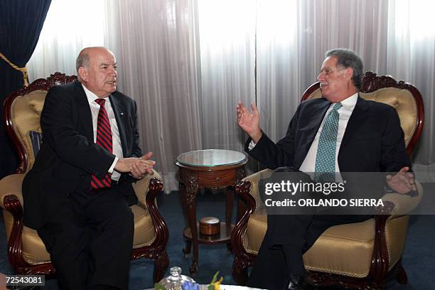 El presidente de Guatemala, Oscar Berger recibe en el Palacio Nacional de la Cultura al secretario general de la Organizacion de Estados Americanos ,...