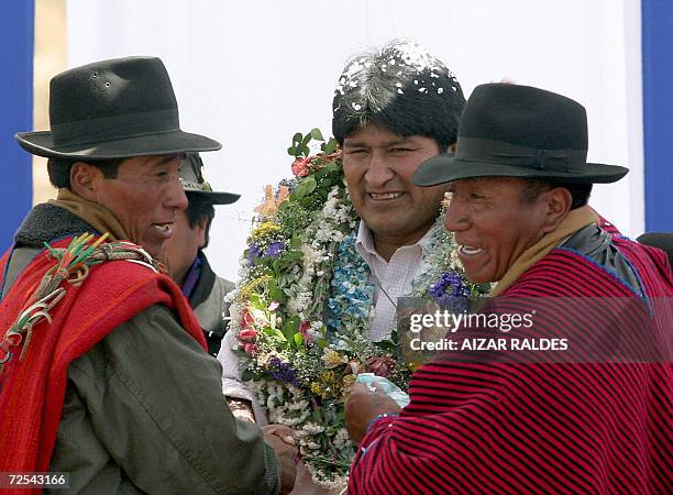 Evo Morales , presidente de Bolivia, es saludado por dos indigenas aymaras durante un acto en la poblacion de Penas, a 97 Km de La Paz el 14 de...