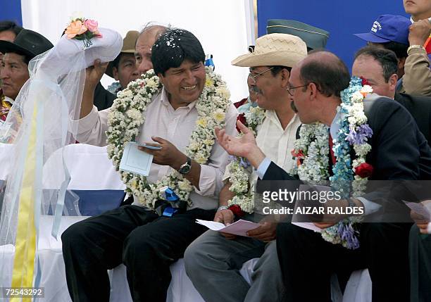 Evo Morales , presidente de Bolivia, Hugo Salvatierra , ministro de Asuntos Agrarios y Tierras y Rafael Dauza , embajador de Cuba en Bolivia,...