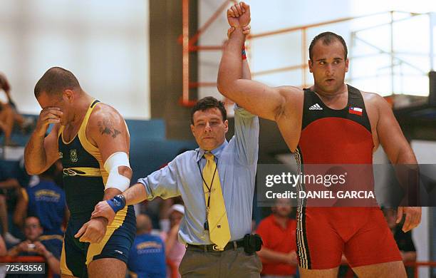 Buenos Aires, ARGENTINA: El arbitro levanta la mano del chileno Andres Ayub Valenzuela quien gano la medalla de plata en la categoria Libre 120 kg...