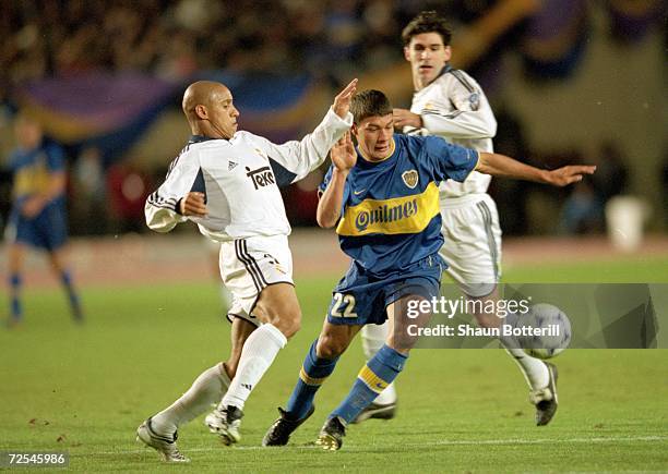 Sebastian Battaglia of Boca Juniors evades Roberto Carlos of Real Madrid during the Toyota Intercontinental Cup in the National...
