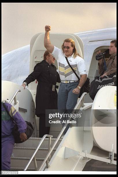 Pittsburgh Steelers linebacker Kevin Greene steps off the plane at Sky Harbor Airport on the way to Super Bowl XXX against the Dallas Cowboys at Sun...