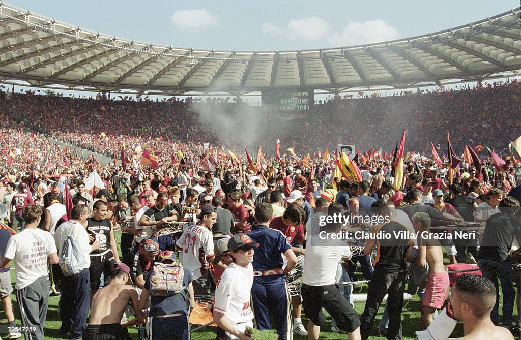 Roma fans celebrate