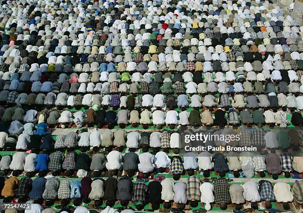 Thousands of Iraqi Shia and Sunni Muslims pray together at the Khadimiya Shrine at the Khadimiya Shrine for Friday prayer September 26, 2003 in...