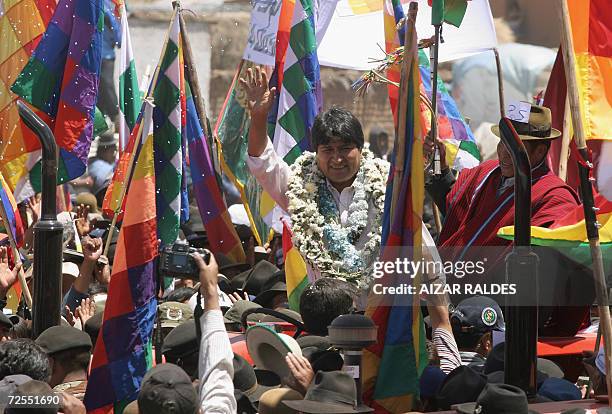 Evo Morales, presidente de Bolivia, saluda a su llegada a la localidad de Penas, a 97 Km de La paz, el 14 de noviembre de 2006. Morales rindio...