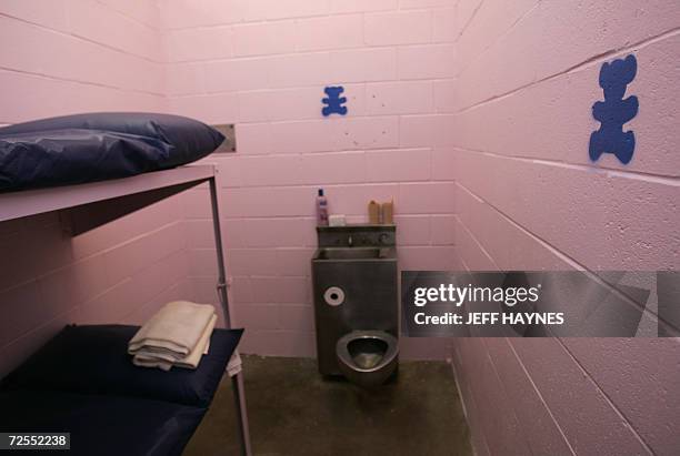 Buffalo, UNITED STATES: View of the two-bed cell 14 November 2006 of the newly painted Dallas County jail in Buffalo, Missouri, with the color scheme...