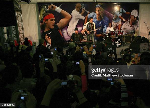 Bob and Mike Bryan of the United States perform in the food court area during the Tennis masters Cup Shanghai November 15, 2006 at the Qi Zhong...