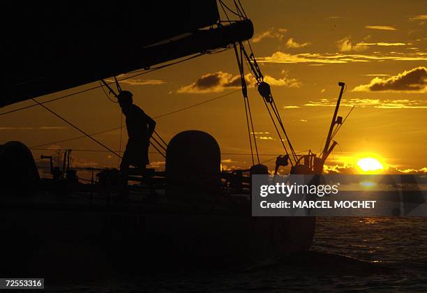 Pointe-a-Pitre, FRANCE : French sailor Marc Guillemot skips his Imoca class monohull "Safran", 15 November 2006, as he arrives 7th at Pointe-a-Pitre,...
