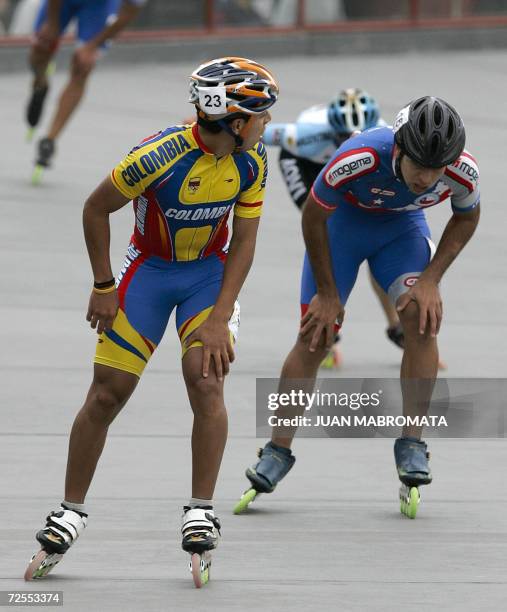 Mar del Plata, ARGENTINA: El colombiano Jorge Cifuentes y el chileno Jorge Reyes finalizan la prueba de patin 1000 m. De los VIII Juegos Deportivos...