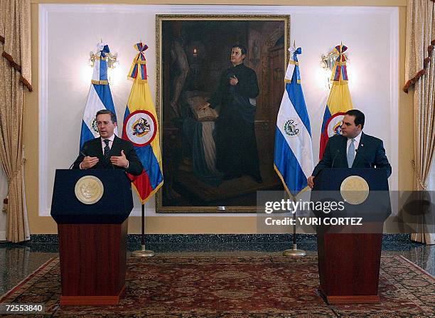 San Salvador, EL SALVADOR: El presidente de Colombia, Alvaro Uribe , habla durante una conferencia conjunta con su homologo Salvadoreno Antonio Saca,...