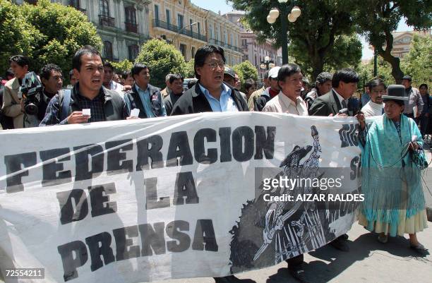 Trabajadores de la prensa protestan en las puertas del presidencial Palacio Quemado en La Paz el 15 de noviembre de 2006, por la agresion fisica y la...