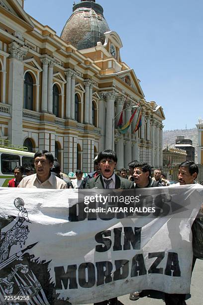 Periodistas de La Paz protestan el 15 de noviembre de 2005 en las puertas del presidencial palacio Quemado, en repudio al trato dispensado por...