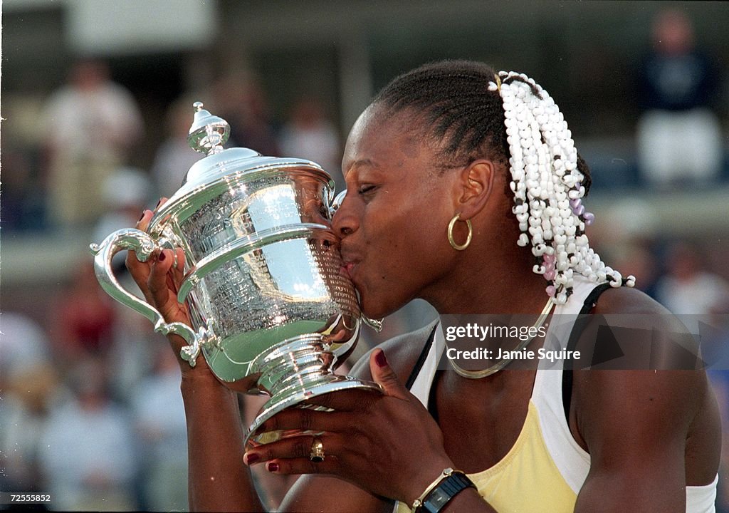 Serena Williams Kisses Trophy