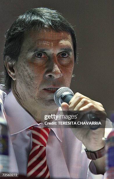 Alexandre Borges Guimaraes, ex-tecnico de la seleccion de futbol de Costa Rica, brinda una conferencia de prensa en la que es presentado como...