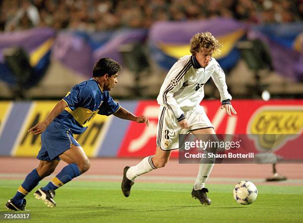 Steve McManaman of Real Madrid evades Hugo Ibarra of Boca Juniors during the Toyota Intercontinental Cup in the National Stadiu,Tokyo,Japan.Boca...