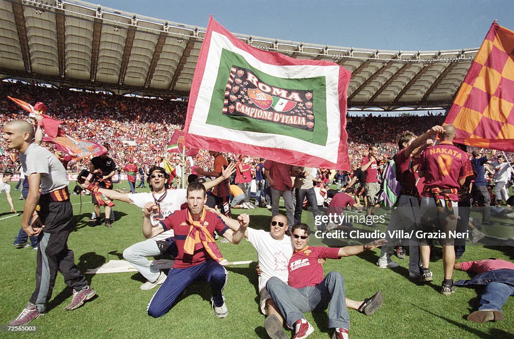 Roma fans celebrate
