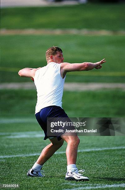 Cade McNown of the Chicago Bears passes the ball during the Bears training camp in Platteville, Wisconsin. Mandatory Credit: Jonathan Daniel /Allsport