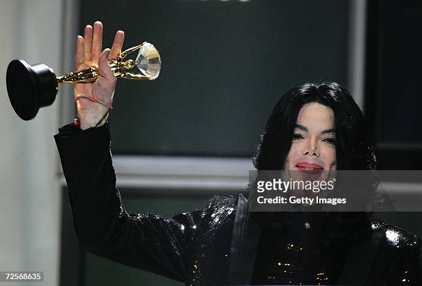 Singer Michael Jackson receives the Diamond Award during the 2006 World Music Awards at Earls Court on November 15, 2006 in London.