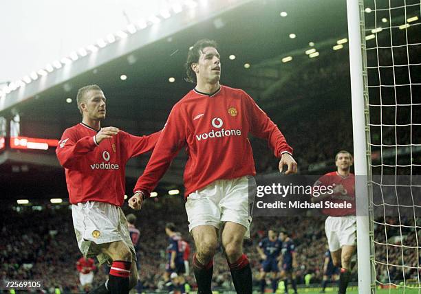 Ruud Van Nistelrooy of United celebrates scoring with David Beckham during the match between Manchester United and Sunderland in the FA Barclaycard...