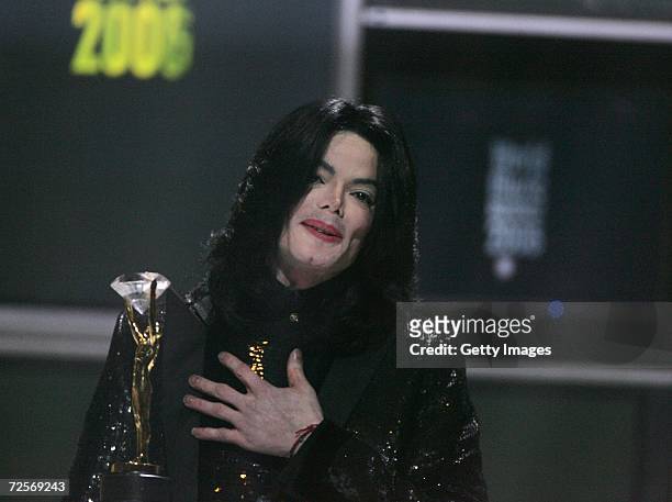 Singer Michael Jackson receives the Diamond Award on stage during the 2006 World Music Awards at Earls Court on November 15, 2006 in London.