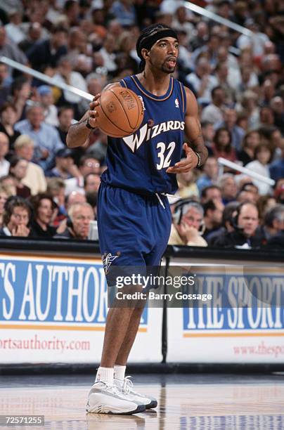 Guard Richard Hamilton of the Washington Wizards dribbles the ball during the NBA game against the Phoenix Suns at the America West Arena in Phoenix,...