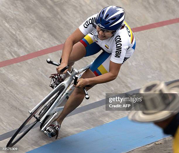 Mar del Plata, ARGENTINA: La colombiana Diana Garcia Orengo, entra en la recta final durante la competencia de ciclismo 500 mts. Elite dama, y...