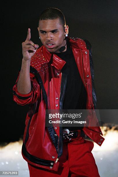 Singer Chris Brown performs Michael Jackson hit "Thriller" during the 2006 World Music Awards at Earls Court on November 15, 2006 in London.