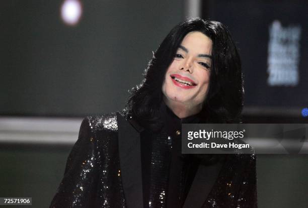 Singer Michael Jackson performs on stage during the 2006 World Music Awards at Earls Court on November 15, 2006 in London.