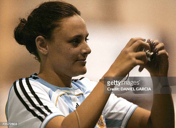 Buenos Aires, ARGENTINA: La nadadora argentina Georgina Bardach, vestida con una camiseta de futbol del seleccionado, le toma una fotografia a su...