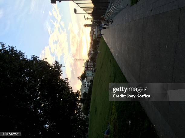 pathways  - dolores park fotografías e imágenes de stock