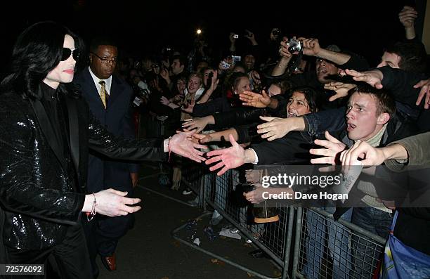 Singer Michael Jackson arrives at the 2006 World Music Awards at Earls Court on November 15, 2006 in London.