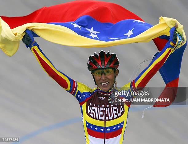 Mar del Plata, ARGENTINA: Karelia Machado, de Venezuela, festeja al finalizar la competencia de ciclismo por puntos mujeres, en la que obtuvo la...