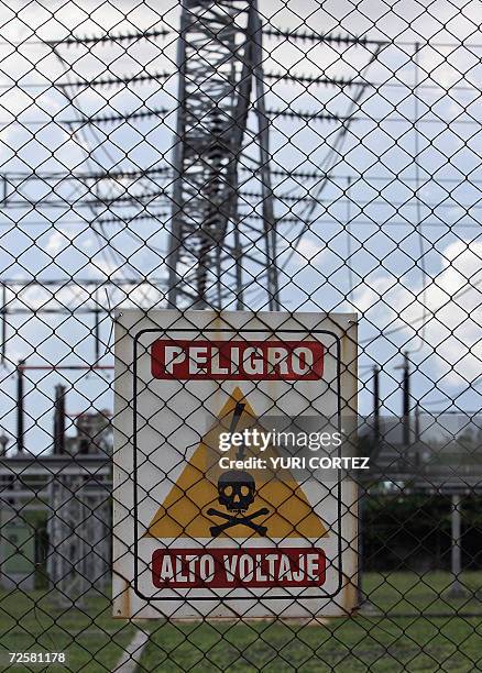 Un anuncio de advertencia cuelga de una cerca circundante a una sub-estacion electrica en Managua el 01 de noviembre de 2006. Los diarios cortes de...