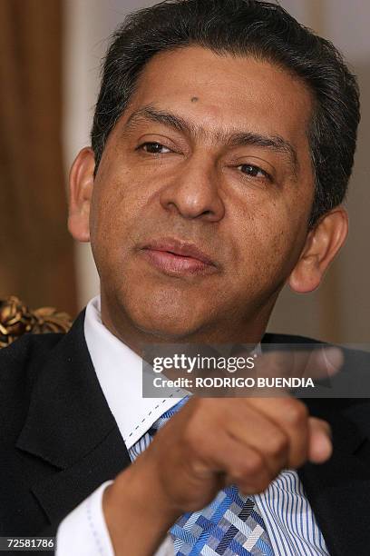 El ex presidente de Ecuador Lucio Gutierrez responde preguntas durante una entrevista con la AFP en Quito el 8 de noviembre de 2006. AFP...