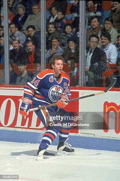 Canadian hockey player Craig MacTavish of the Edmonton Oilers on the ice during a game, 1993.