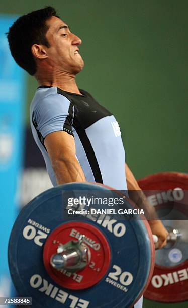Buenos Aires, ARGENTINA: El argentino Hugo Catalan gana la medalla de plata en 62 Kg Arranque el 16 de noviembre de 2006 en Buenos Aires, durante los...