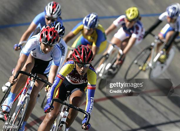 Mar del Plata, ARGENTINA: La venezolana Karelia Machado lidera el peloton en la competencia de ciclismo scratch femenino a 10 km. Y obtiene la...