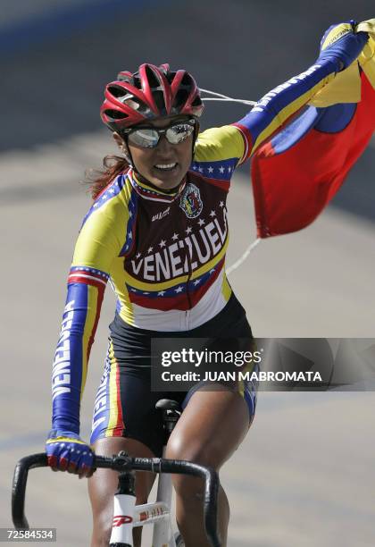 Mar del Plata, ARGENTINA: La venezolana Karelia Machado celebra al finalizar la competencia de ciclismo scratch femenino a 10 km. En la que obtuvo la...