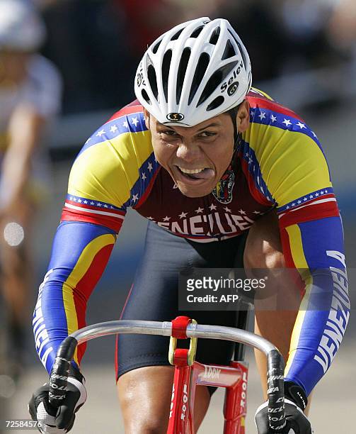 Mar del Plata, ARGENTINA: Alexander Cornieles, del equipo de Venezuela, define la competencia de ciclismo velocidad por equipos y obtienen la medalla...