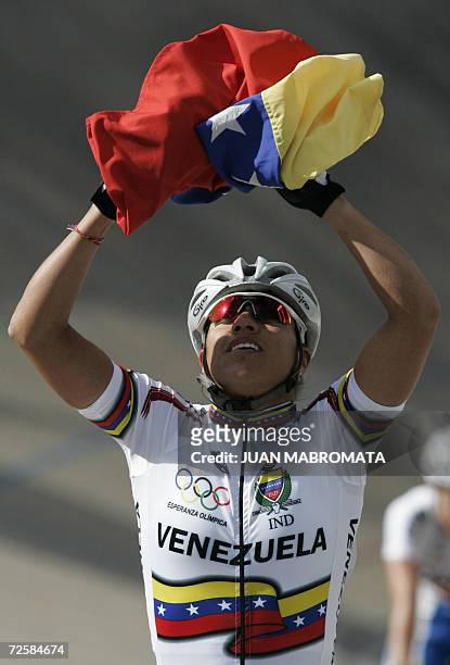 Mar del Plata, ARGENTINA: La venezolana Daniela Larreal celebra al ganar la competencia de ciclismo keirin y obtener la medalla de oro, durante los...
